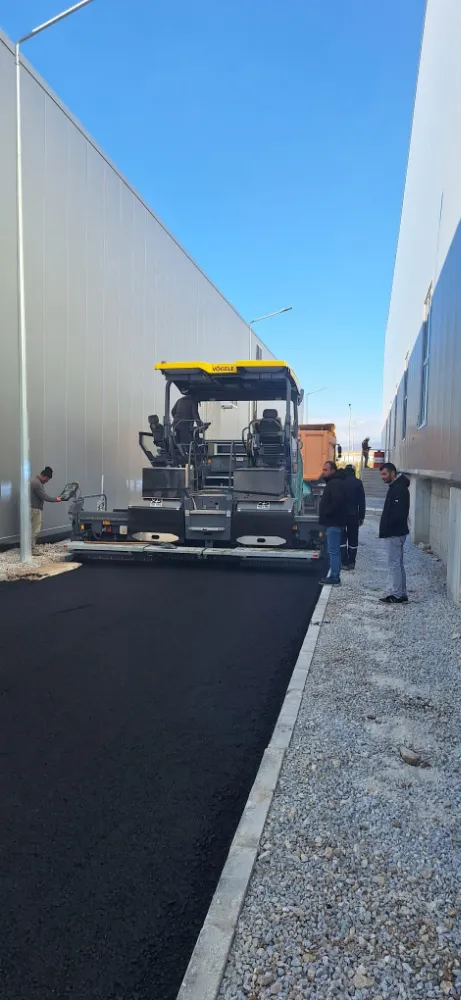 BOLVADİN BELEDİYESİ FİNİŞERİ, EMİRDAĞ OSB’DE LOKAL ASFALTLAMA ÇALIŞMALARINI TAMAMLADI