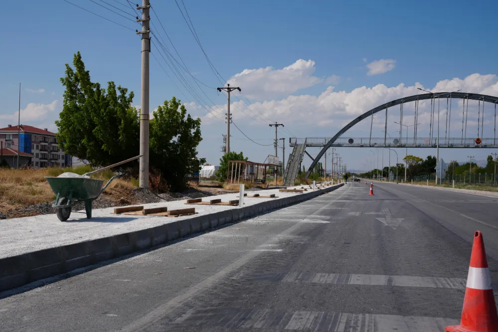 BOLVADİN MYO KARŞISINA YÜRÜYÜŞ YOLU ÇALIŞMASI BAŞLADI